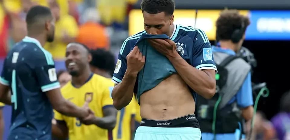Joueur de l'équipe allemande tirant son maillot après match