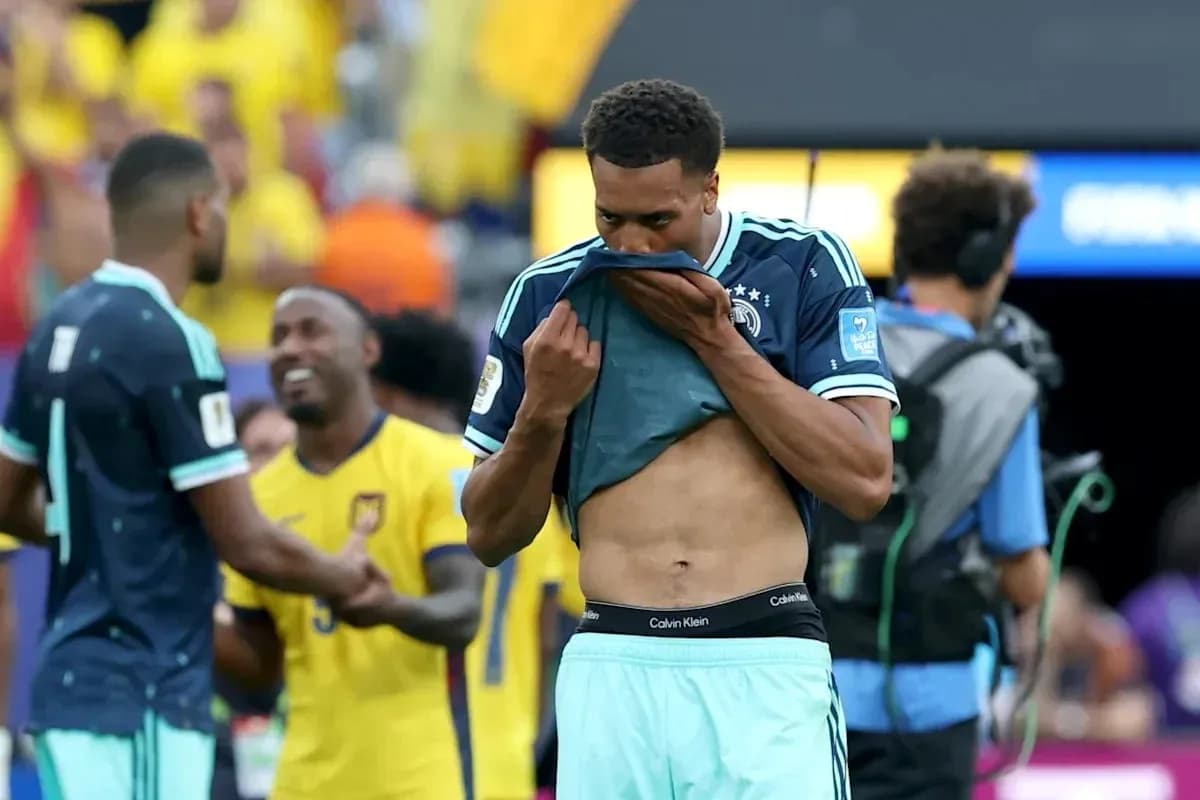 Joueur de l'équipe allemande tirant son maillot après match