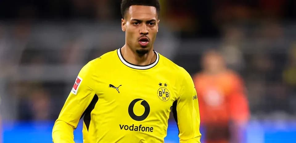Joueur de Borussia Dortmund en maillot jaune sur le terrain