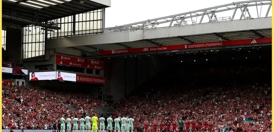 Les équipes rendent hommage avant le match à Anfield