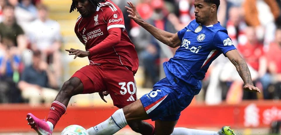 Deux joueurs se disputant le ballon pendant un match
