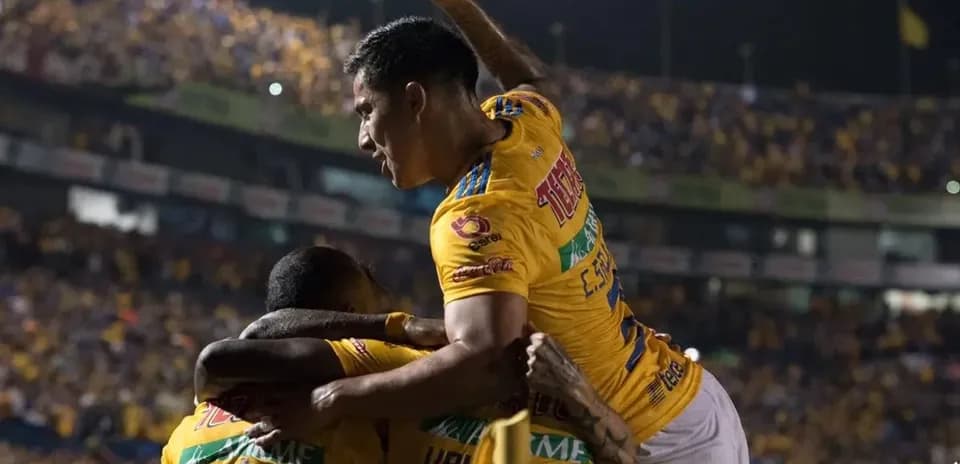 Joueurs de Tigres UANL célébrant un but