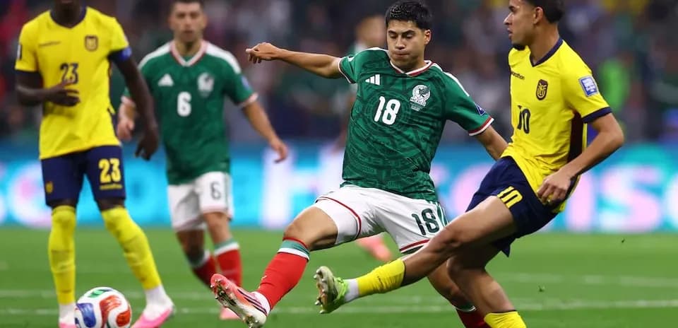 Joueurs de Mexique et Équateur en action