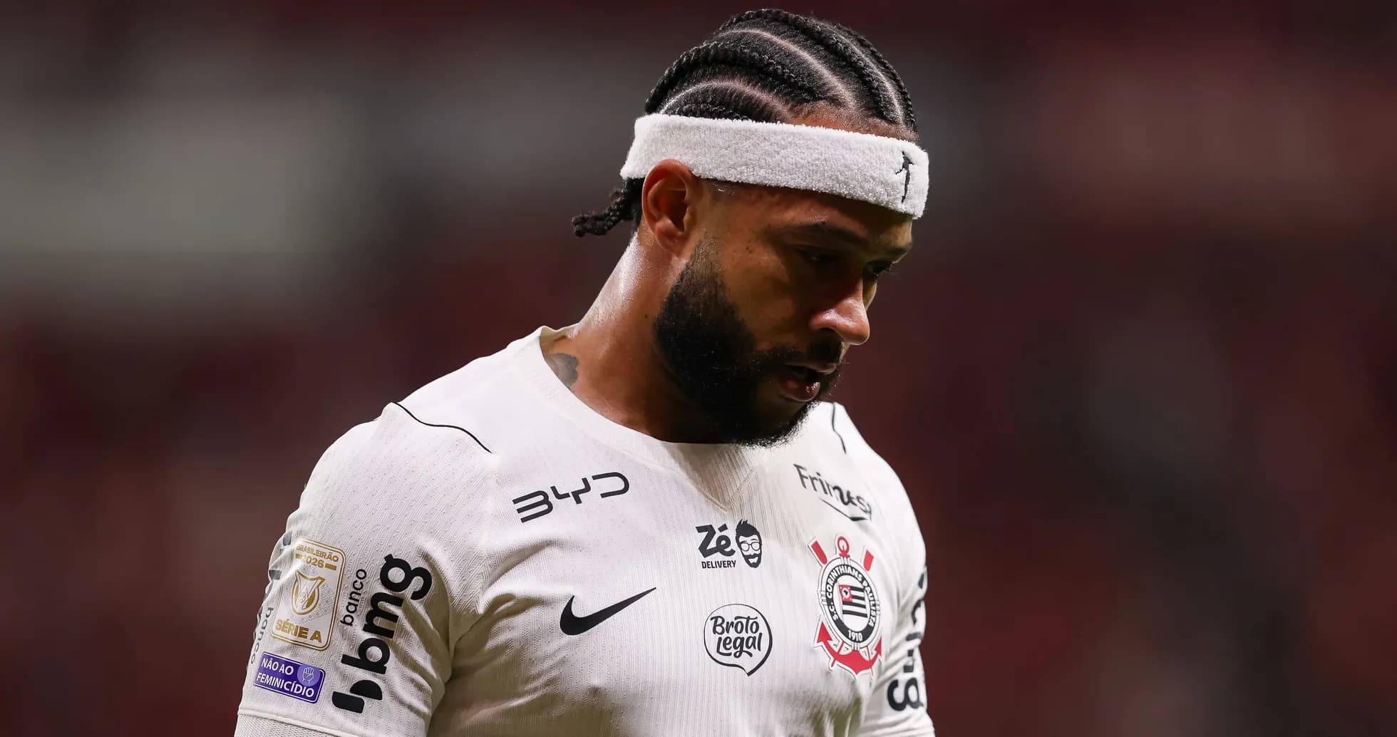 Joueur de football avec tresse, regard pensif