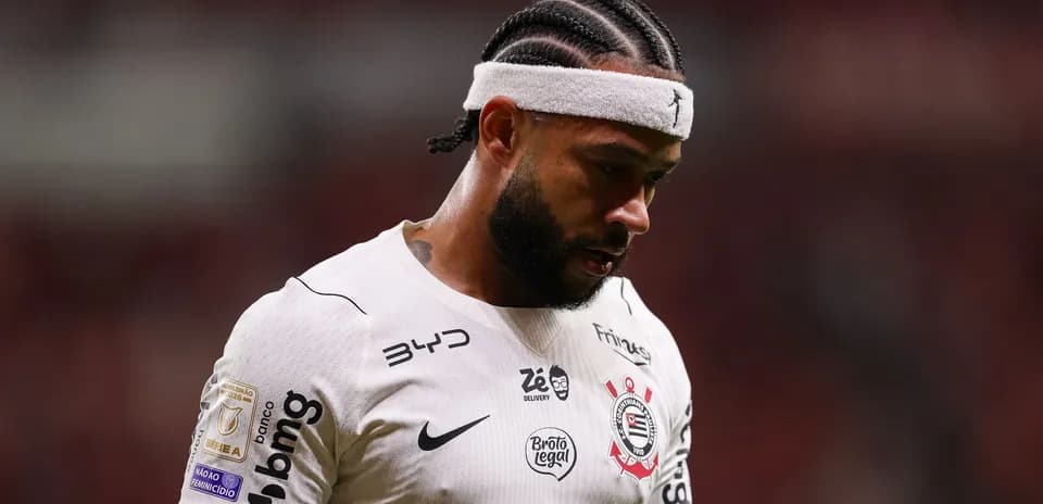 Joueur de football avec tresse, regard pensif