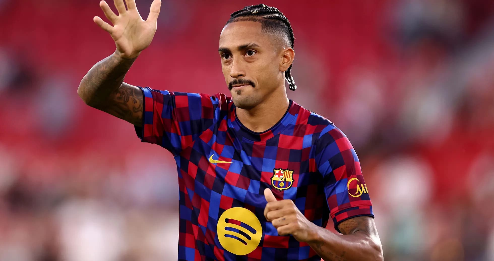 Joueur saluant les supporters au stade