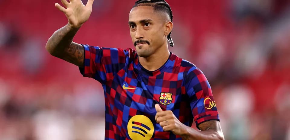 Joueur saluant les supporters au stade