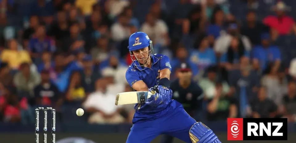 Joueur de cricket frappant la balle lors d'un match