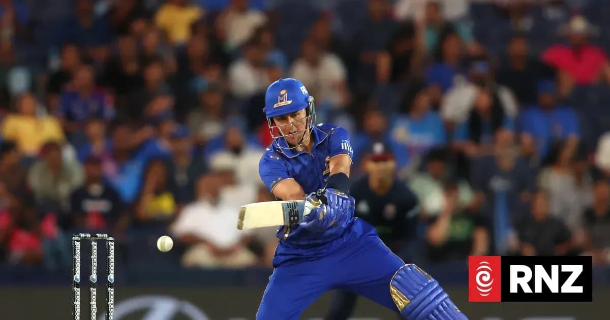 Joueur de cricket frappant la balle lors d'un match