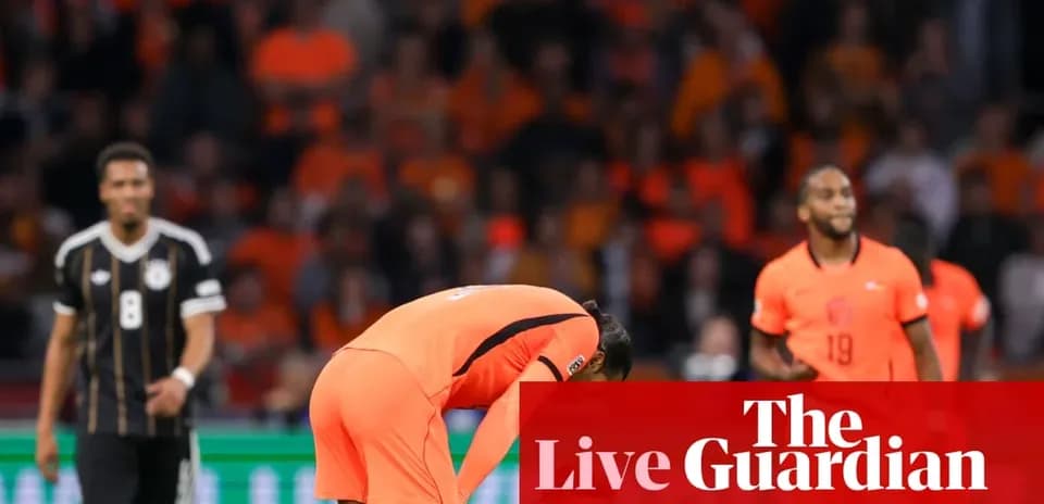 Joueur néerlandais se penchant sur le terrain de jeu