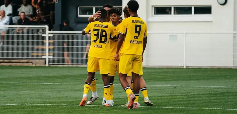 Joueurs de Dortmund célébrant un but ensemble