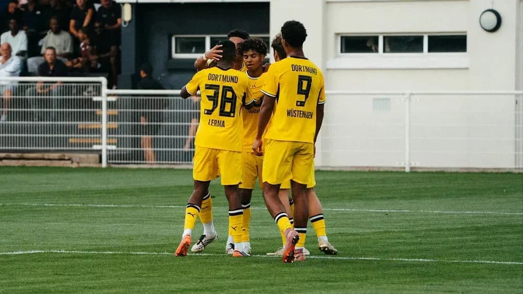 Joueurs de Dortmund célébrant un but ensemble
