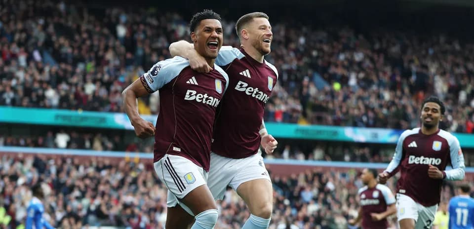 Joueurs d'Aston Villa célébrant un but