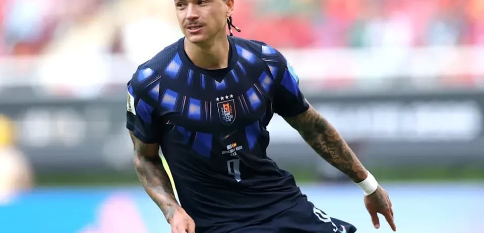Joueur en action sur le terrain de football
