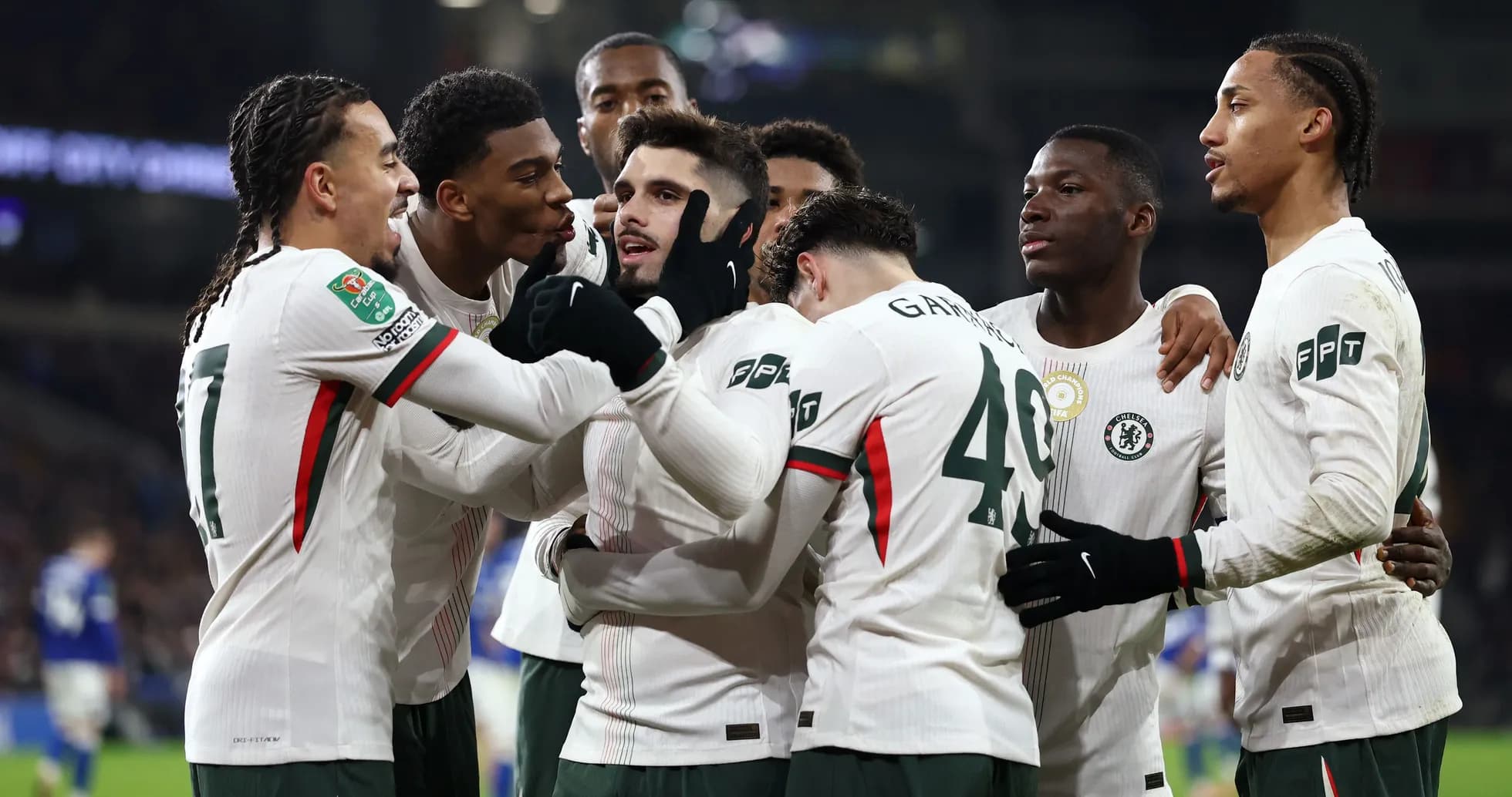 Joueurs de Chelsea célébrant un but ensemble
