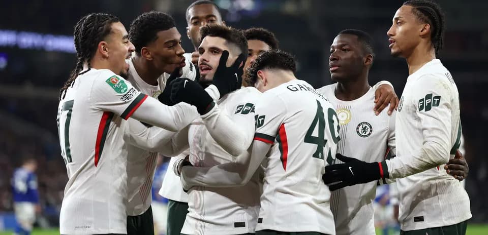 Joueurs de Chelsea célébrant un but ensemble
