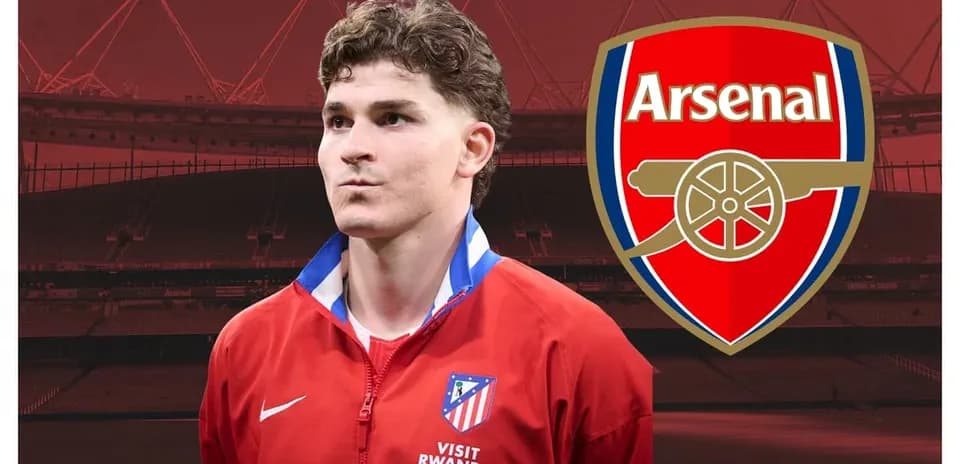 Joueur d'Atlético Madrid devant le logo d'Arsenal