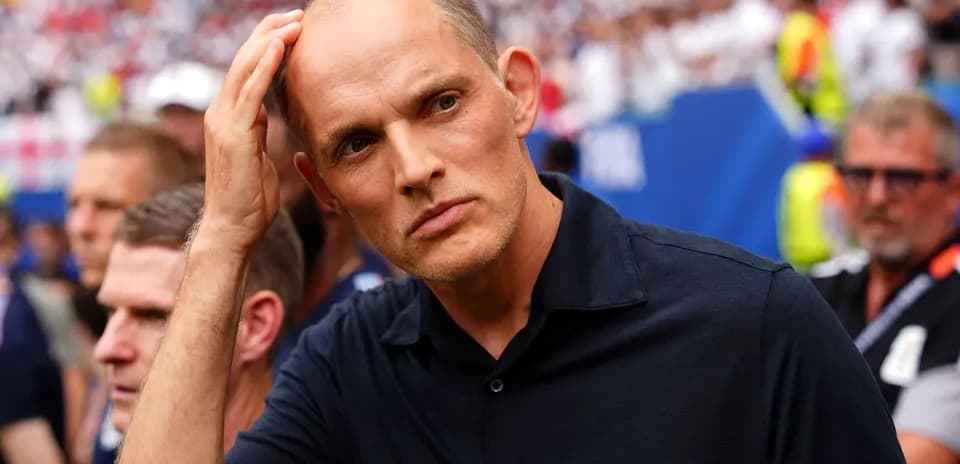 Entraîneur observant le match depuis la touche