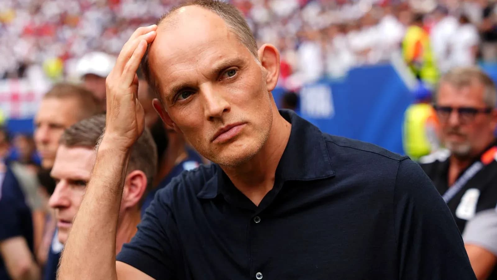Entraîneur observant le match depuis la touche
