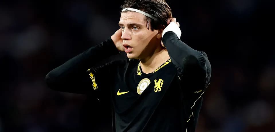 Joueur de football avec les mains sur la tête