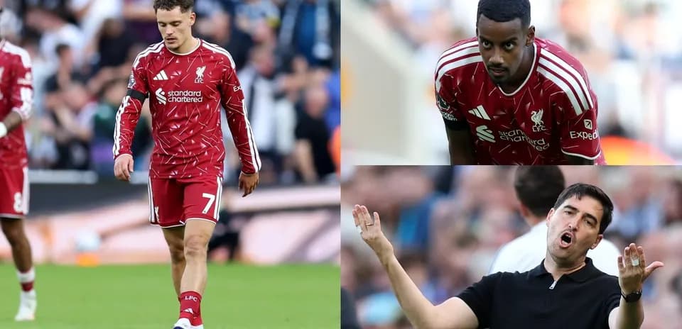 Deux joueurs de Liverpool et un entraîneur gesticulant