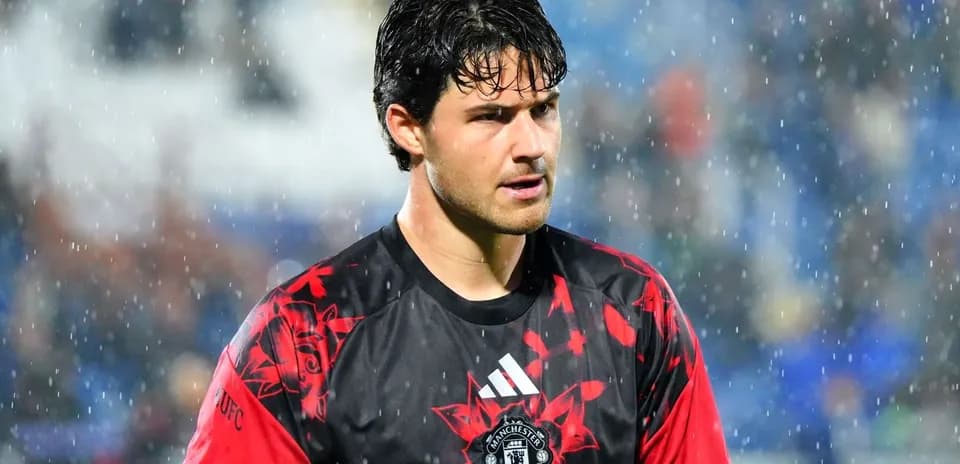 Gardien de but sous la pluie, portant un maillot de Manchester United