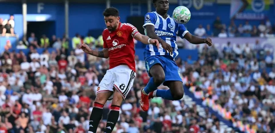 Joueur de Manchester United et joueur de Brighton en action