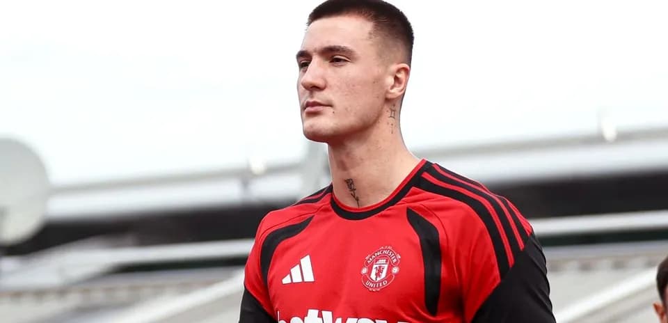 Joueur de Manchester United portant un maillot rouge