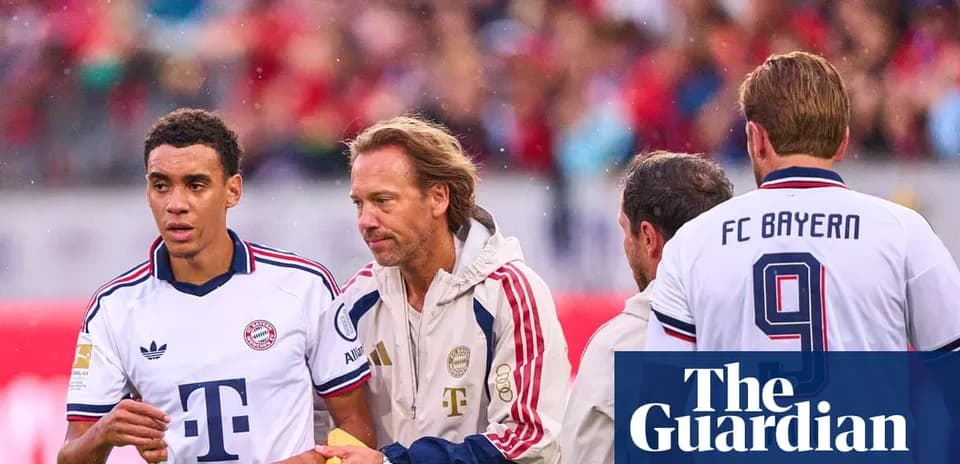 Joueur de Bayern Munich discutant avec entraîneur sur le terrain