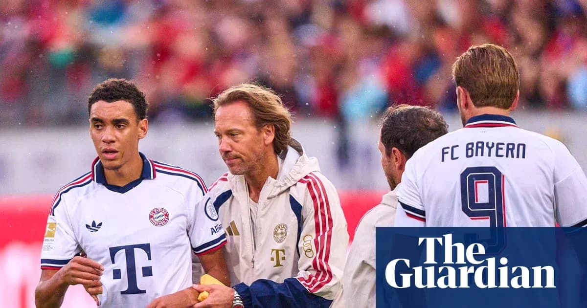 Joueur de Bayern Munich discutant avec entraîneur sur le terrain