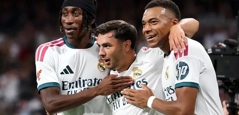 Joueurs du Real Madrid célébrant un but ensemble