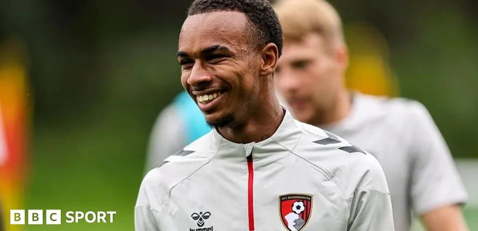 Joueur souriant pendant l'entraînement d'AFC Bournemouth