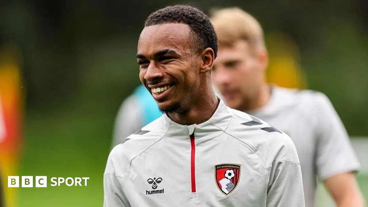 Joueur souriant pendant l'entraînement d'AFC Bournemouth