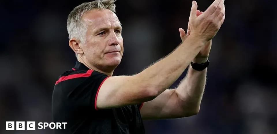 Entraîneur applaudissant après le match