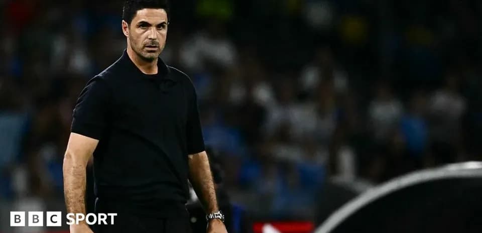 Entraîneur observant le match depuis la ligne de touche