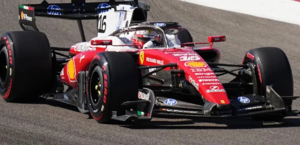 Voiture de F1 Ferrari en pleine course