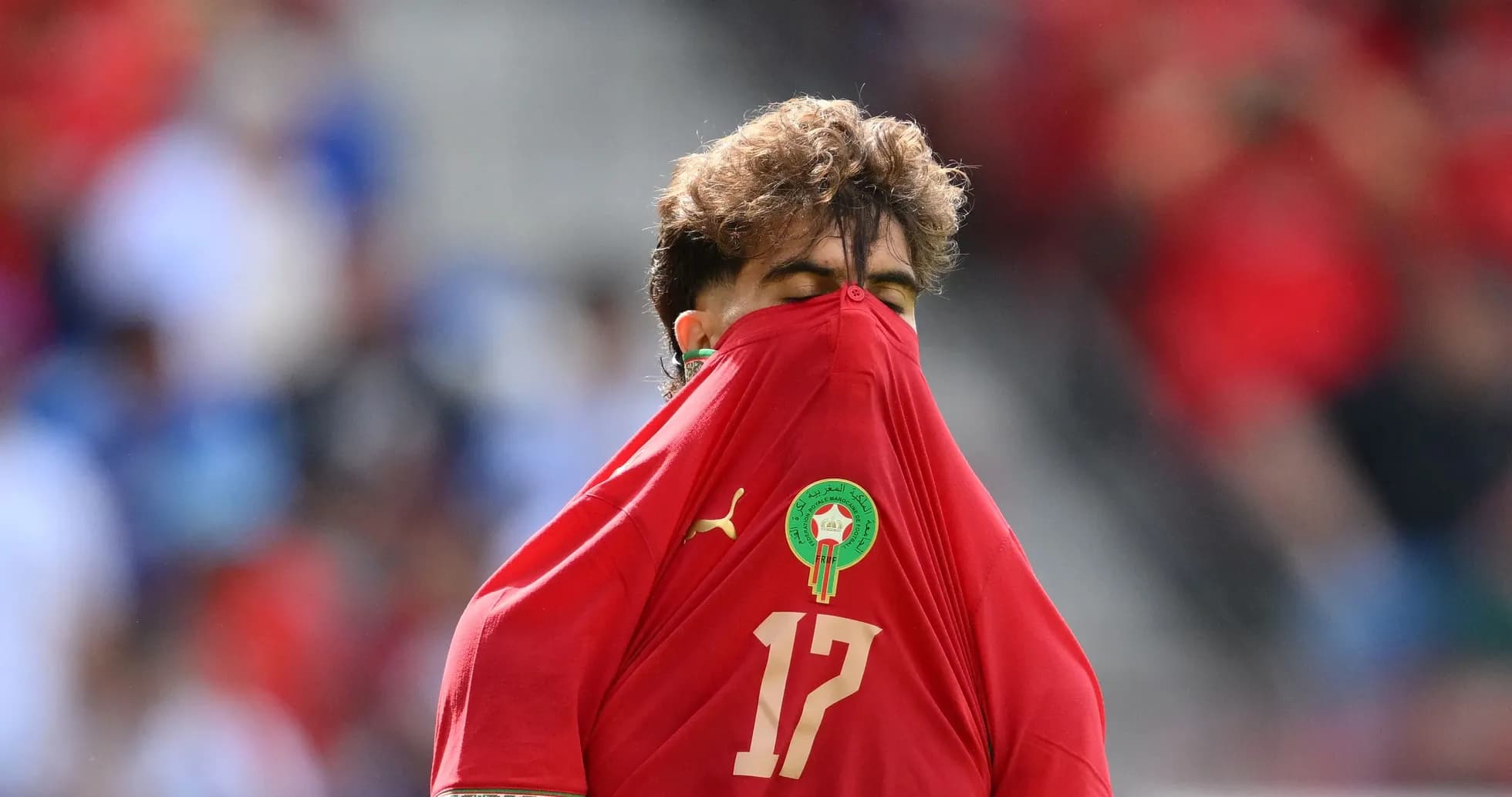 Joueur marocain avec le maillot sur le visage