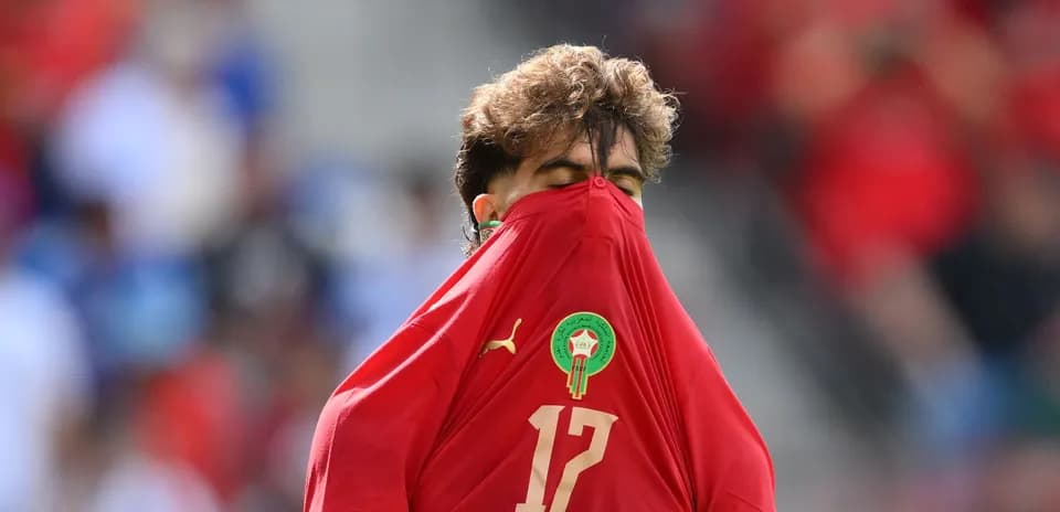 Joueur marocain avec le maillot sur le visage