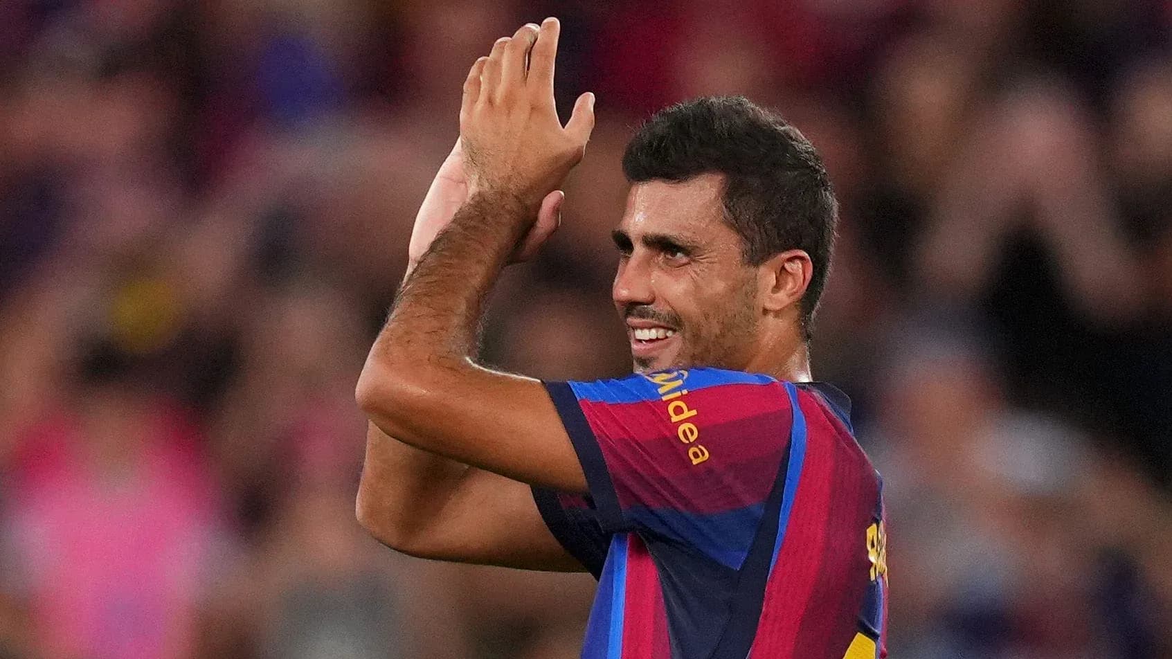 Joueur du FC Barcelone saluant les supporters