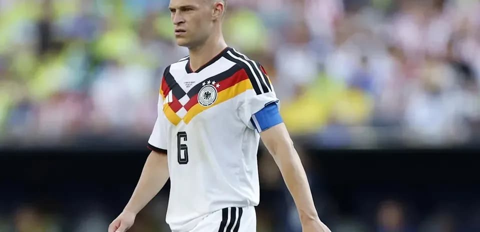 Joueur allemand en action avec le brassard de capitaine