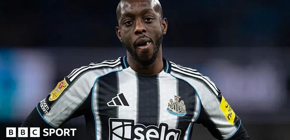 Joueur de Newcastle en tenue lors d'un match