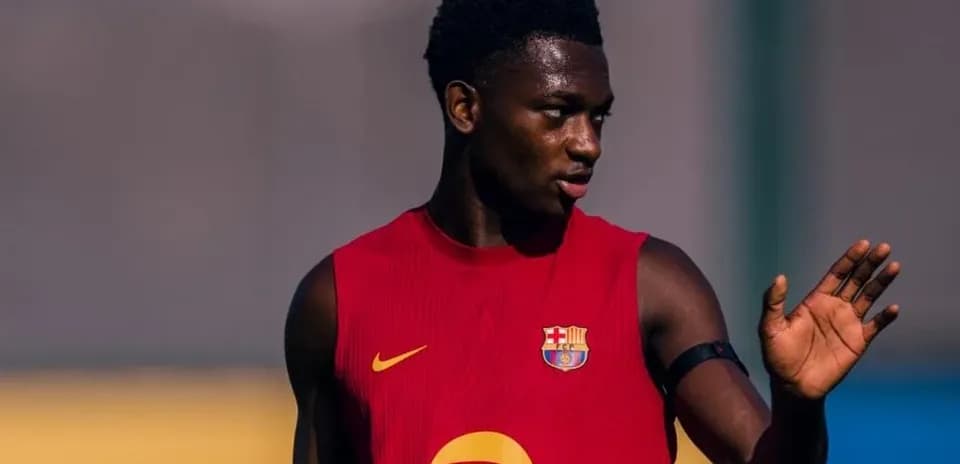 Joueur de Barcelone en entraînement levant la main