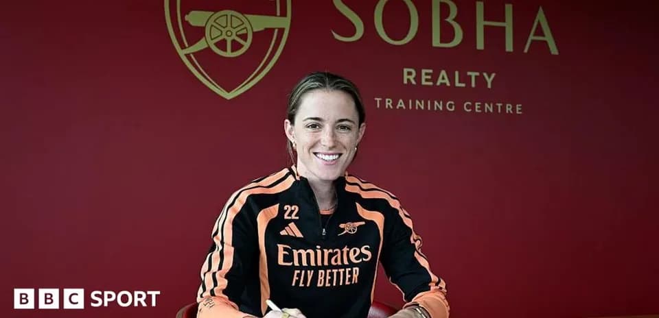 Joueuse signant un contrat au centre d'entraînement d'Arsenal