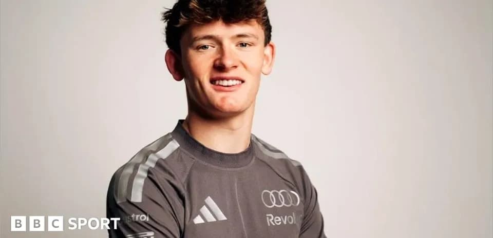 Jeune athlète en tenue de sport souriant
