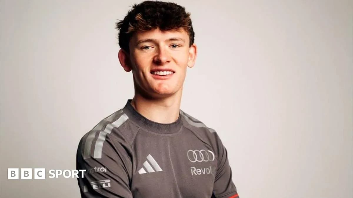 Jeune athlète en tenue de sport souriant