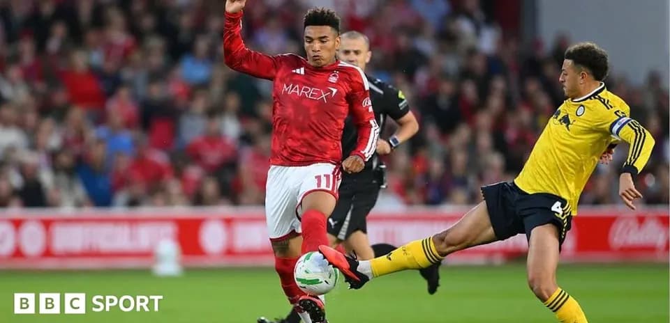 Joueur de Nottingham dribblant un adversaire en jaune