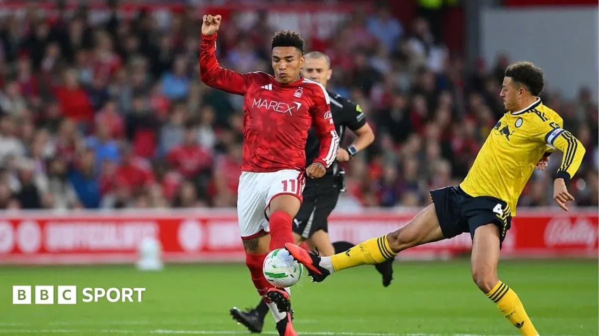 Joueur de Nottingham dribblant un adversaire en jaune