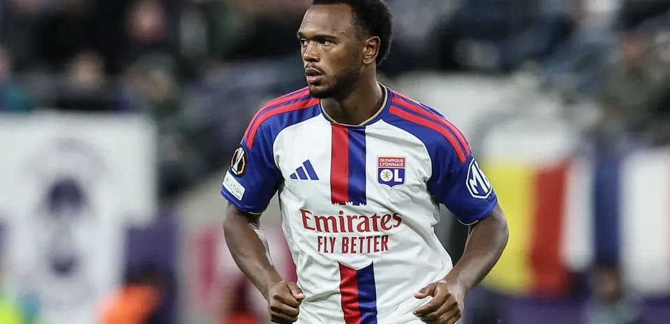 Joueur de l'Olympique Lyonnais en action sur le terrain