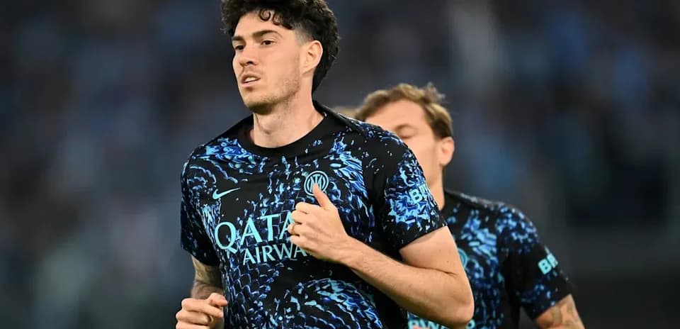 Joueur courant en tenue d'entraînement de l'équipe