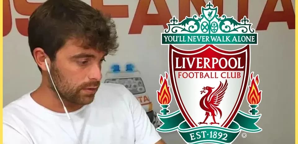 Homme avec écouteurs, logo de Liverpool en arrière-plan